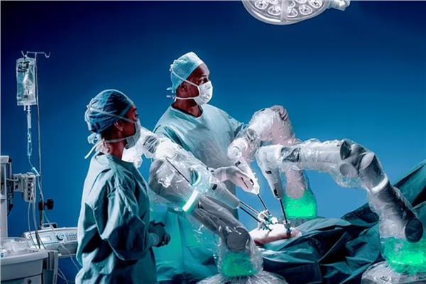 لأول مرة ..  روبوت ينقذ حياة رجل بإزالة ورم سرطاني من حلقه