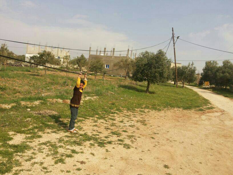بالصور  .. عمود كهرباء"آيل للسقوط" يهدد حياة أهالي صرفا بالكرك والكهرباء خارج التغطية 