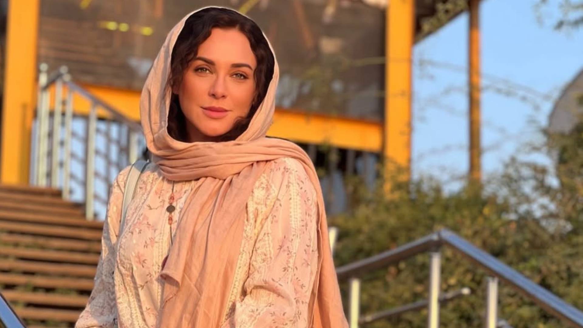 سلاف فواخرجي توضح دوافع ارتدائها الحجاب في إيران