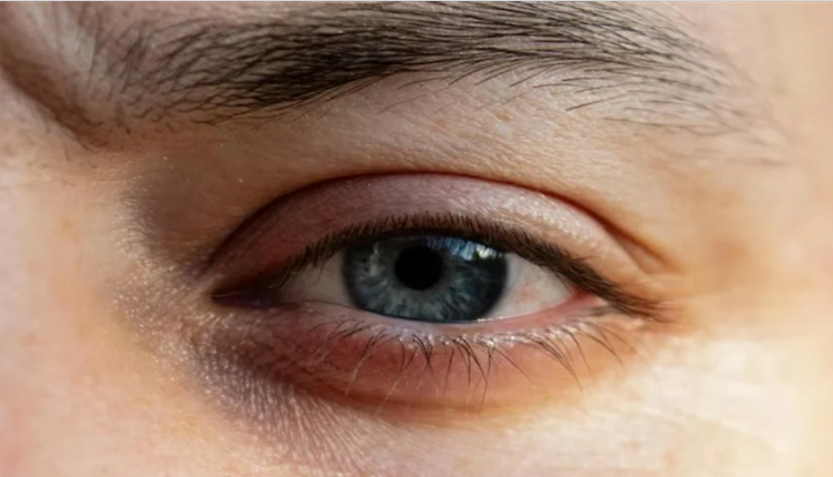 كيف كشف حذاء طفل "العمى الصامت" لوالده؟