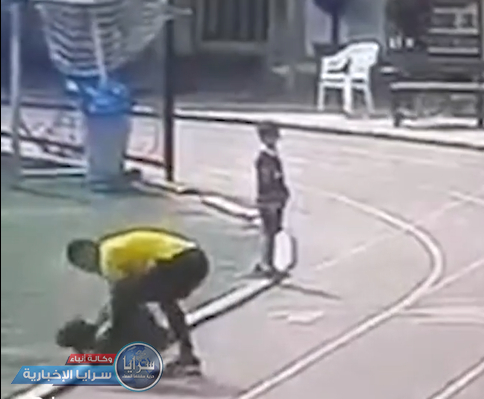 بالفيديو  ..  أب مصري يعتدي على طفل بطريقة "وحشية" لخلافه مع نجله