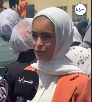 فرحة الطلبة والأهالي أمام إحدى المدارس في الأغوار بعد انتهاء امتحانات التوجيهي ..  فيديو