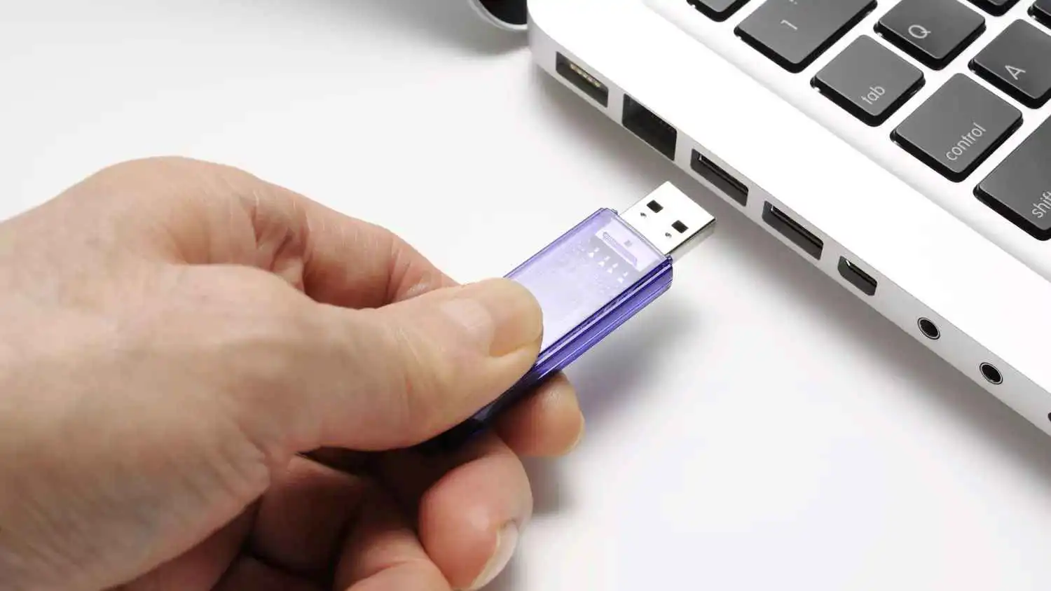 بين فلاش USB وبطاقة SD ..  أيهما أفضل لتخزين الصور؟ 