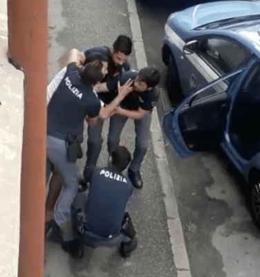 بالفيديو ..  مغربي تحت تأثير المخدرات “يقاوم” 6 من الشرطة الإيطالية