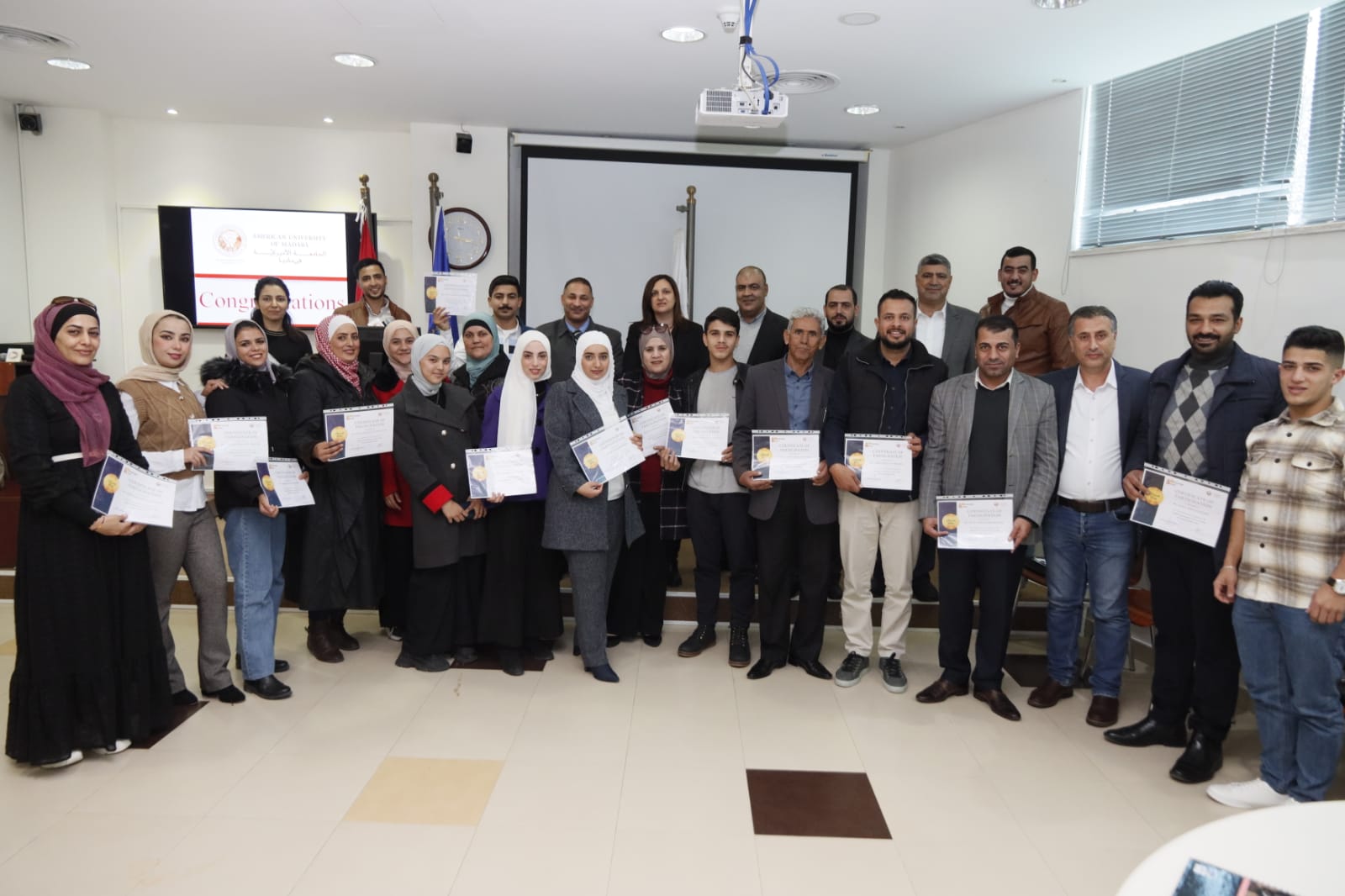 الجامعة الأميركية في مادبا تخرج دورة اللغة الانجليزية من أبناء المجتمع المحلي