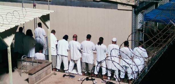 في حادثة طريفة  .. هروب 113 سجيناً مستغلين وقت الصلاة 