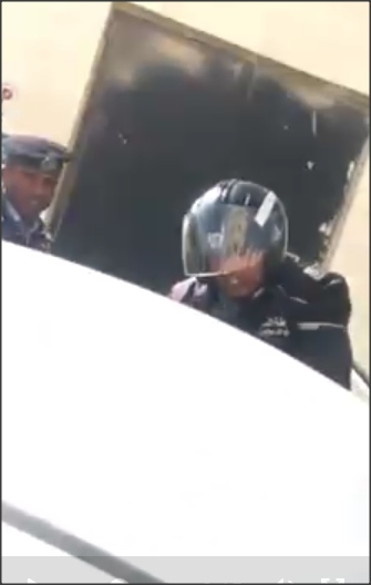 امام مدير الامن العام:  شرطي ينهال ضربا على مواطن ويصرخ بوجهه " انزل من سيارتك افرجيك مين الزلمه"فيديو