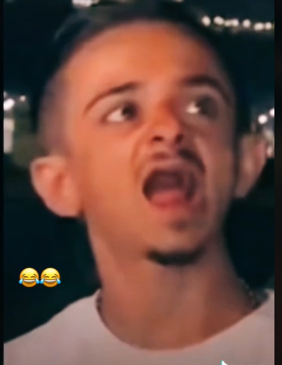  مشهد مضحك  .. رجل يريد تذوق الطعام ولكن يحدث ما لا يتوقع ! 
