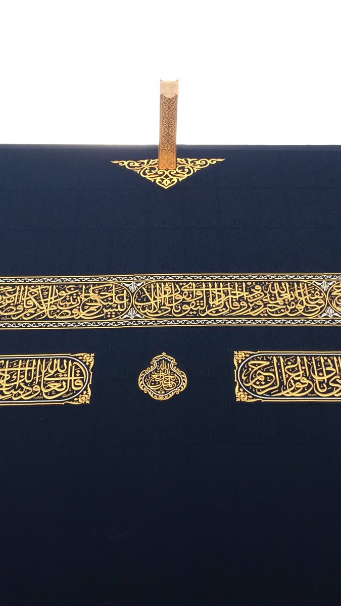 بالصور  ..  الكعبة تكتسي "حلية ذهبية" جديدة في ثوبها 