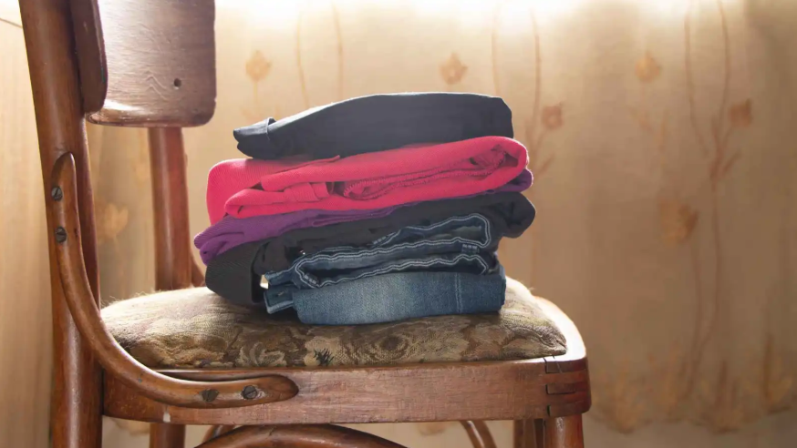 "تكديس الملابس على الكرسي قبل النوم" ..  ما أسرار هذه العادة؟