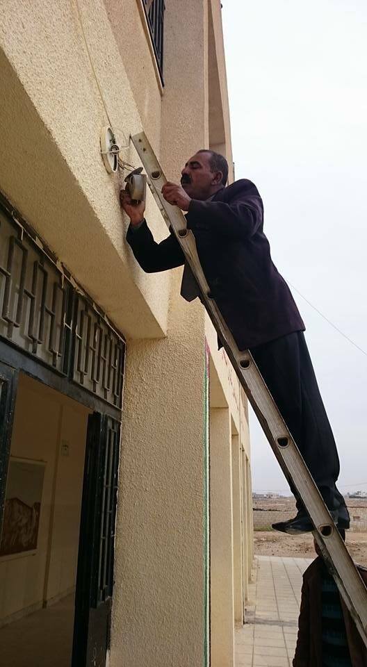مدير مدرسة سلمان الفارسي الاساسية يصلح جرس المدرسة  ..  صورة
