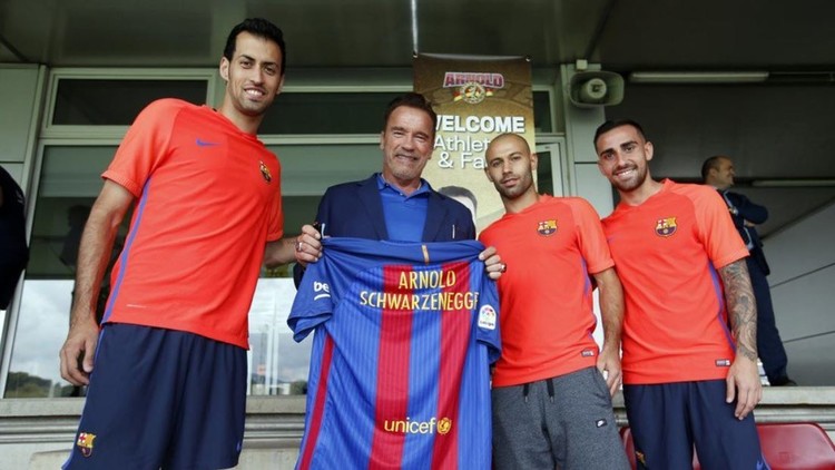 أرنولد شوارزنيغر يزور لاعبي برشلونة