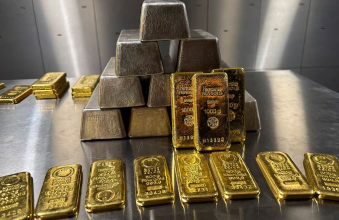 الذهب ينتعش من أدنى مستوى في أسبوعين والفضة تتعافى