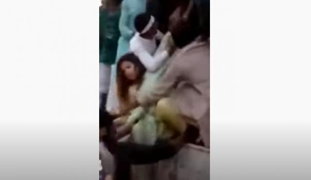 بالفيديو : شاهد حشدا من الرجال يتجاذبون شابة وينهشون جسدها 
