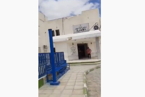 بالفيديو ..  مواطن يشكو من تأخر ظهور نتائج فحص كورونا لإبنه منذ 3 ايام في مستشفى المفرق الحكومي