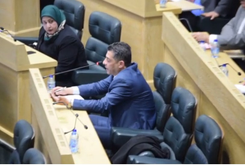 بالفيديو  ..  النائب الجراح : "بالاول الوزير منهم يشلح سنساله ويبطل كذب"
