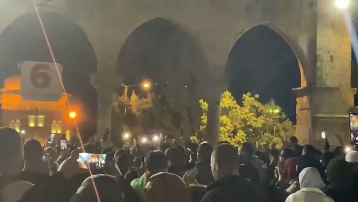 بالفيديو  ..  مسيرة حاشدة في المسجد الأقصى رفضاً لاعتداءات الاحتلال: "حط السيف قبال السيف"