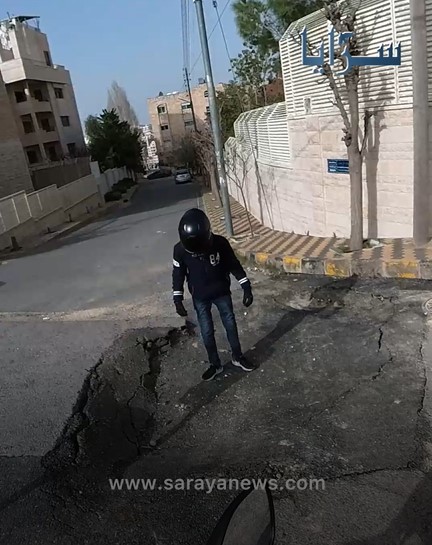 بالفيديو ..  الناشط "أبو خوذة" يكشف عيوب أحد شوارع العاصمة عمان بعد هطول الأمطار
