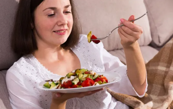 ما أهم الأصناف الغذائية التي تزيد من نشاط وحيوية الأم المرضعة خلال النهار؟