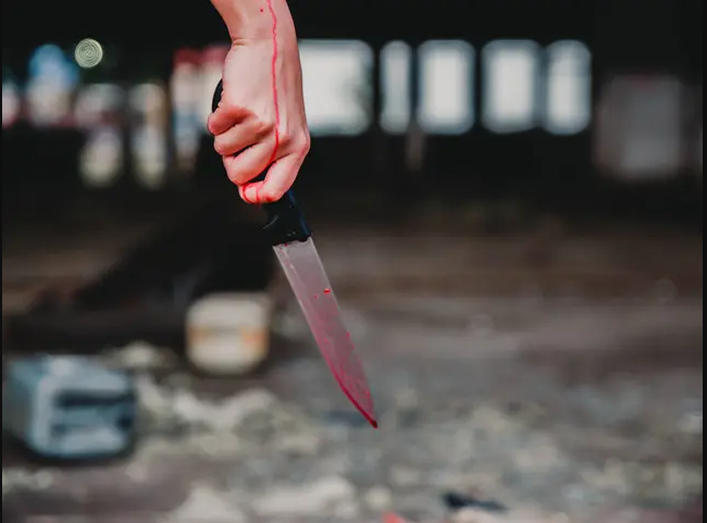 سيدة تطعن زوجها وتسكب عليه ماء ساخن في المفرق