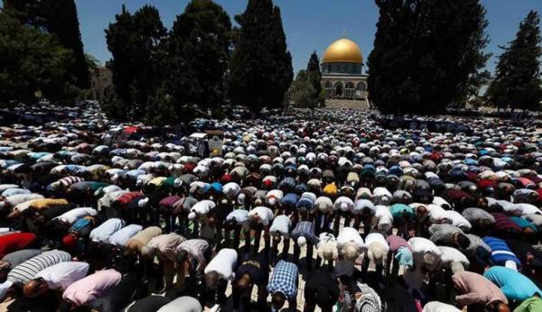 عشرات الآلاف يؤدون صلاة الجمعة في الأقصى
