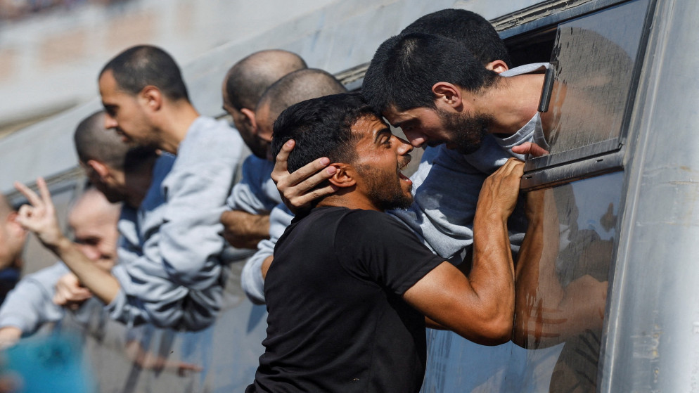   حافلة أسرى فلسطينيين مفرج عنهم تصل إلى خان يونس
