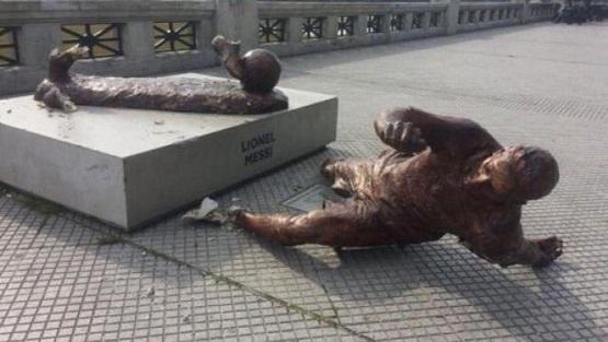للمرة الثانية ..  تحطيم تمثال ميسي في الأرجنتين