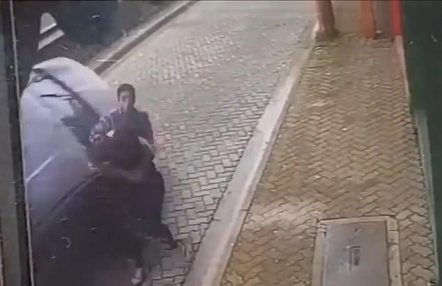 شاهد بالصور ..  رجلاً وامرأة يتفاديان موتاً محققاً 