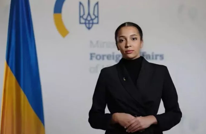 "فيكتوريا شي" ناطقة رسمية للشؤون القنصلية في أوكرانيا مولّدة من الذكاء الاصطناعي