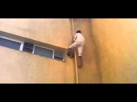 بالفيديو : طلاب سعوديون ييخاطرون بحياتهم للهروب من المدرسة 