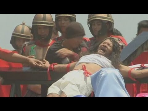 بالفيديو ..  صلب ثلاثة أشخاص في الفلبين احتفالاً "بعيد القيامة"