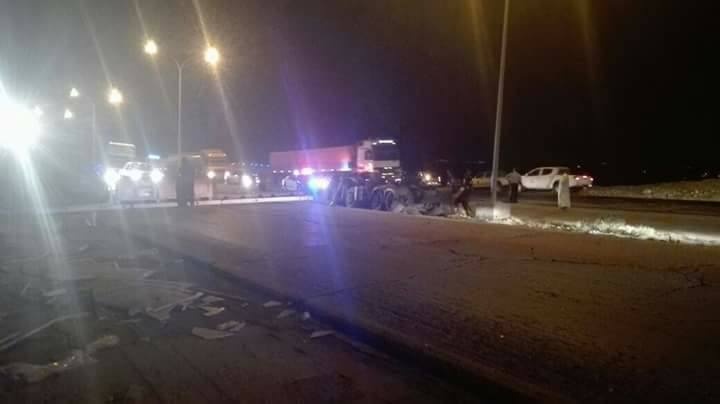 أزمة سير خانقة نتيجة تدهور شاحنة على الطريق الصحراوي