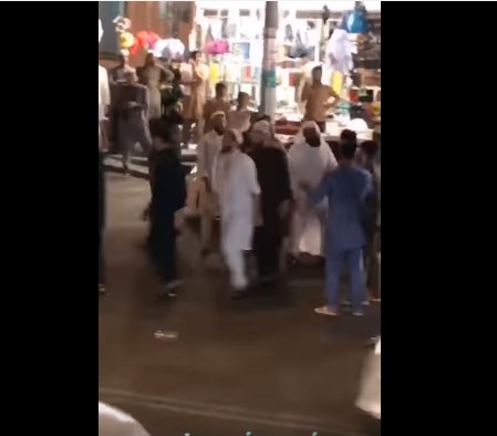  بالفيديو  ..  حجاج يمارسون طقوس غريبة في مكه ويعتدون على شيخ حاول ان ينصحهم