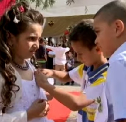 بالفيديو  ..  تعرف على طقوس الزوج عند " الغجر "  ..  زوجوها و عمرها 14 عاما ! 