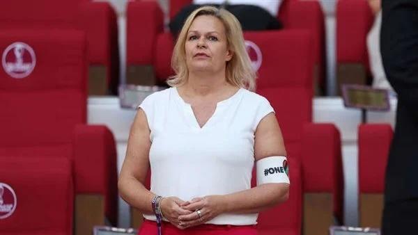 وزيرة الداخلية الألمانية ترتدي شارة المثليين بقطر