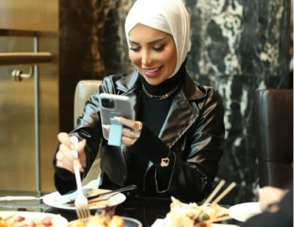 السلطات الكويتية تنقذ فاشونيستا من الابتزاز بصورها