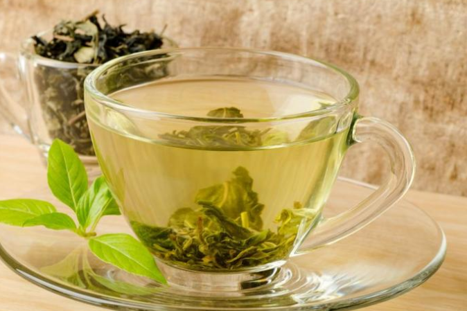 اضرار الإفراط في شرب الشاي الاخضر