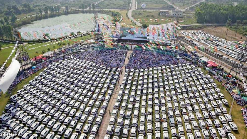 تاجر يكافئ موظفيه بـ600 سيارة