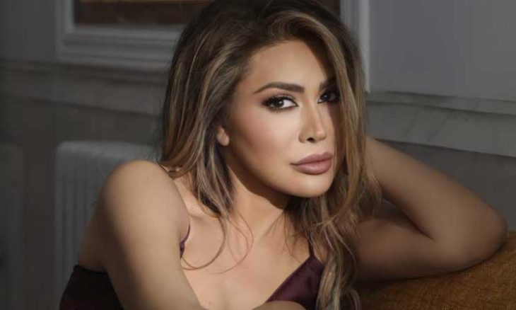 بالفيديو  ..  نوال الزغبي تضرب شاباً بالحذاء على وجهه! 
