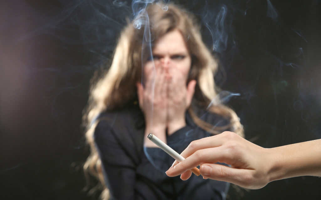 هل شم السجائر يفطر الصائم؟ علماء يوضحون حكم التدخين السلبي