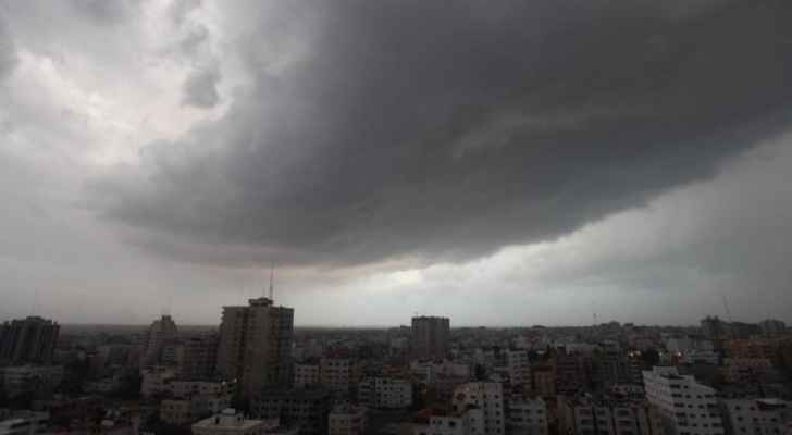 انخفاض ملموس على درجات الحرارة  ..  والمملكة تتاثر بمنخفض جوي ماطر في الساعات القادمة .. "تفاصيل"