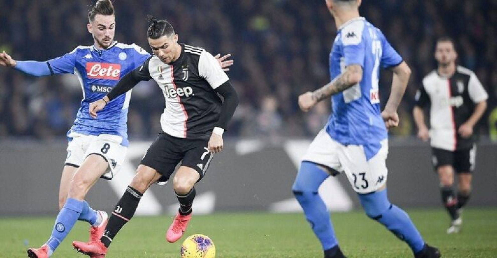 نابولي يتغلب على يوفنتوس وينضم للمربع الذهبي بالدوري الإيطالي