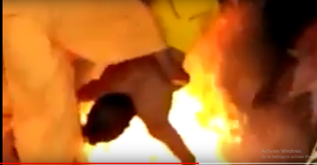 بالفيديو  ..  لحظة حرق رجل مُعاق "حياً" من قبل مجموعة مشعوذين  