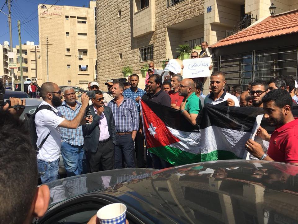 بالصور : عاطلون عن العمل يعتصمون امام وزارة العمل للمطالب بالتوظيف