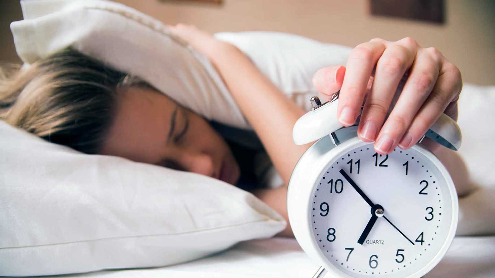 لماذا نستيقظ قبل المنبه بدقائق قليلة؟ 