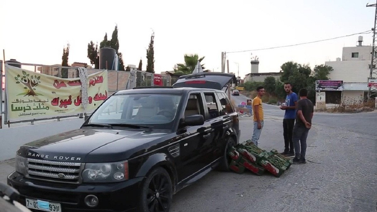 عشريني بفلسطين المحتلة يحول سيارة "رنج روفر" فاخرة إلى "بسطة" لبيع الخضار  ..  صور
