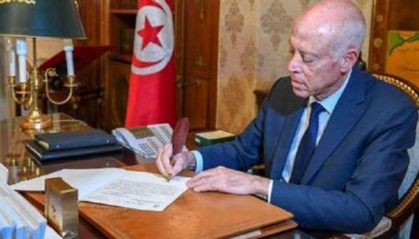 الرئيس التونسي يعفي وزيري الاقتصاد والاتصالات من منصبيهما