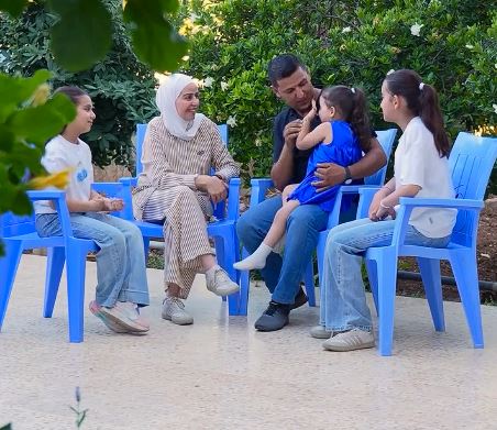 "إحنا أذنهم اللي بيسمعوا فيها ولسانهم اللي بيحكوا فيه" ..  إيلين وسيلين الطوالبة ترويان تفاصيل حياتهما مع والديهما من ذوي الإعاقة السمعية - فيديو