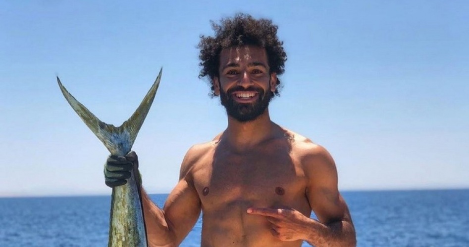 محمد صلاح يخرق قوانين الصيد في البحر الأحمر