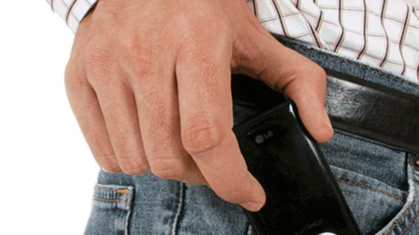 باحثون : الهاتف المحمول في السروال يسبب العقم